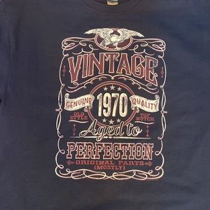 Gildan Tee graphic short sleeve Crewneck Navy blue SZ L Aged to Perfection 1970